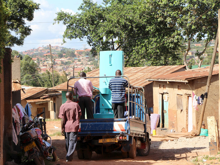 Transport der Blue Diversion Toilette zum Einsatz in Kampala (Uganda). (Foto: Eawag/EOOS) 
